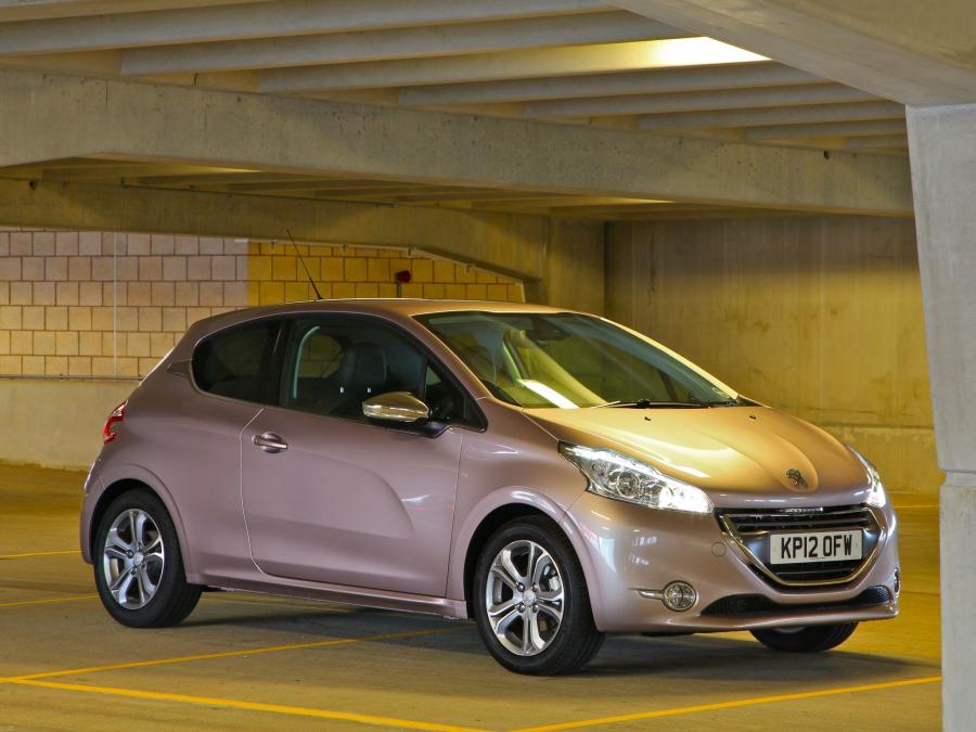  Peugeot 208 3-Door 2012 года  (UK) (фото 10 из 13)